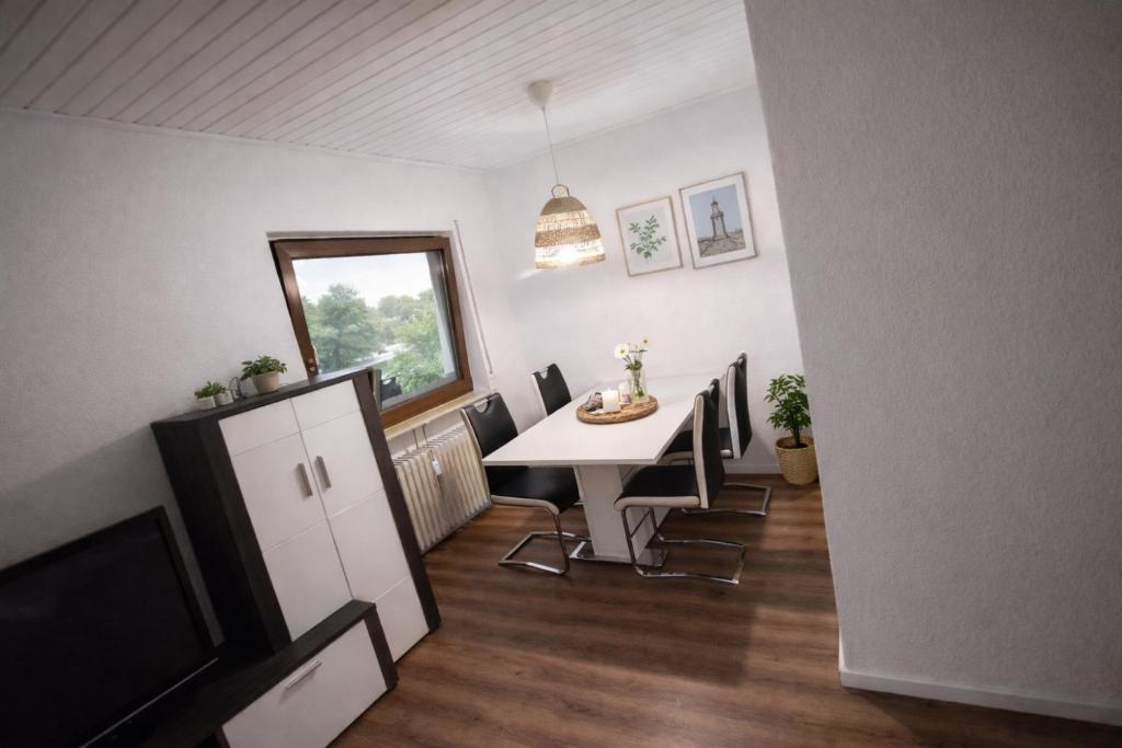 Ferienwohnung Okarben — Essbereich mit TV und Esstisch