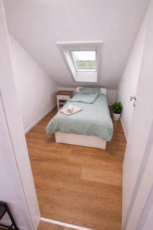 Ferienwohnung Okarben — Schlafzimmer im Dachgeschoss